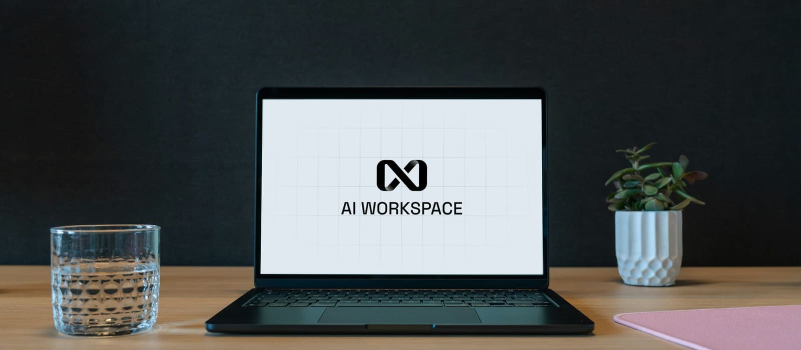 AIワークスペースを表示したノートPCの写真
