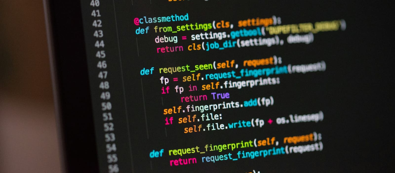 コードが表示された開発環境の写真